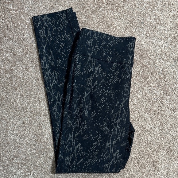 NWOT Style & Co. Black and Creamy Gold Snake Patterned Leggings Ponte Knit - Picture 3 of 8